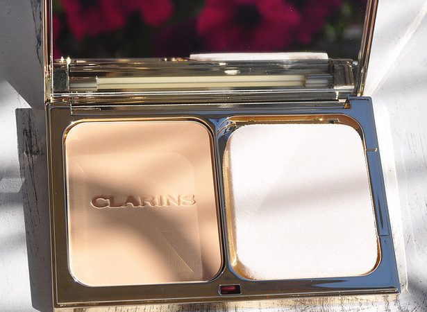 Compressed solid foundation: Tient Compact Haute Tenue from Clarins
